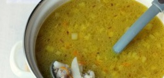 1. Этап. Суп из куриных желудков: После готовности картофеля и гречки, добавляем овощную зажарку. Варим еще 5 минут.