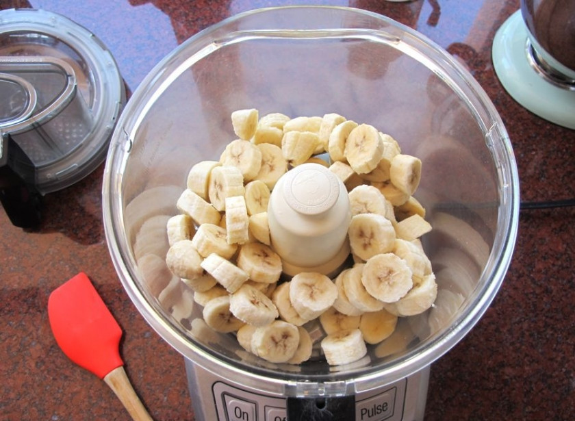 1. Этап. Сорбе из банана: Для сорбе используйте одну порцию бананов. Уложите бананы в комбайн с лезвиями.