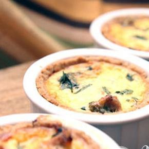 1. Этап. Киш с курицей и шпинатом: 6. Заливкой наполняем формочки. 20 минут запекаем в духовке, температура 180 градусов. Мини – киши готовы. Приятного аппетита.