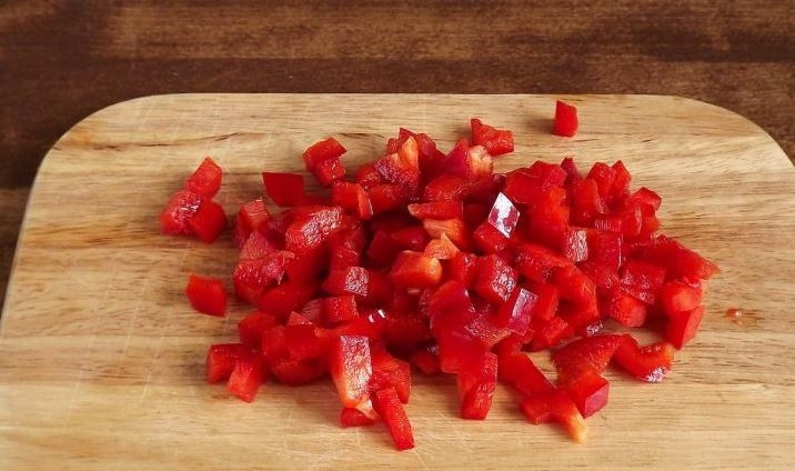1. Этап. Салат Морское дно: Сладкий болгарский перец вымойте и обсушите бумажными полотенцами. Затем разрежьте его, очистите от семян и серединки. Нарежьте перец на небольшие кубики.