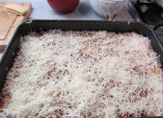 1. Этап. Лазанья в духовке: Последним слоем смешиваем 