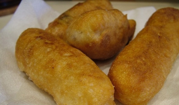 1. Этап. Тесто на закваске для пирожков: 8. Готовые пирожки перекладываем на бумажное полотенце, чтобы ушел лишний жир. Кладем пирожки на тарелку и подаем к столу.