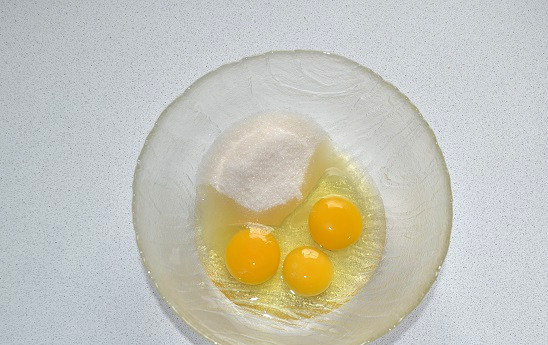 1. Этап. Рулеты с фруктовой начинкой: Для приготовления теста соедините сахар с яйцами и взбейте до бела.