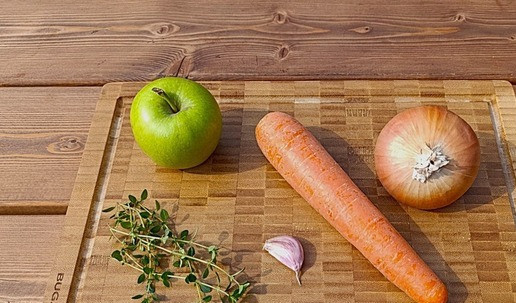 1. Этап. Паштет из печени индейки для пикника: Подготовить - лук, морковь, чеснок. Веточки тимьяна хорошо промыть, обсушить.