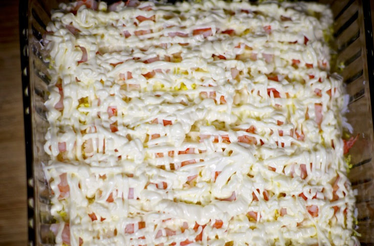 1. Этап. Салат Лагуна: 9. Снова смазать небольшим количеством майонеза. Безусловно, салат 