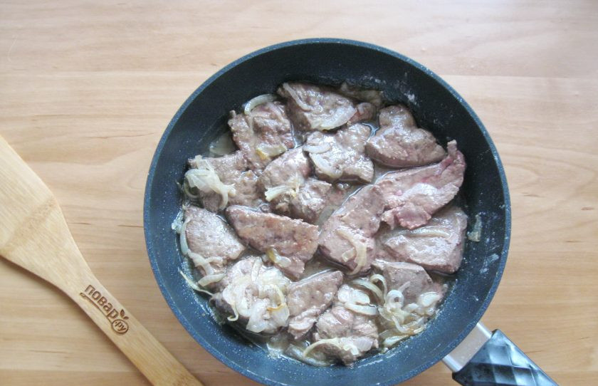 1. Этап. Печень по-еврейски: Накройте сковороду крышкой и тушите печень на небольшом огне, периодически переворачивая, до готовности. Когда из печени при накалывании будет выделяться светлый сок, она готова.