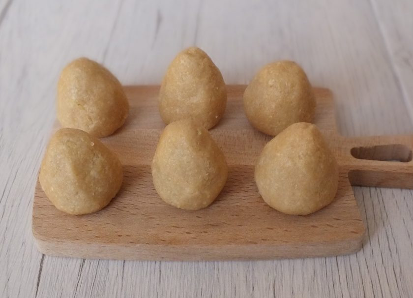 1. Этап. Клубника из вафель: Из массы сформируйте 