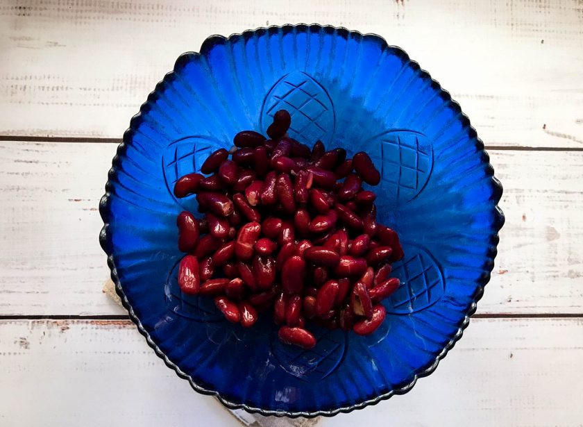 1. Этап. Салат с фасолью, грибами и крабовыми палочками: Фасоль выложите в глубокую тарелку.