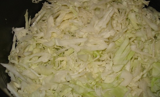 1. Этап. Тушеная картошка с овощами в мультиварке: Капусту мелко нашинкуйте и немного обомните с солью, а затем добавьте в чашу.