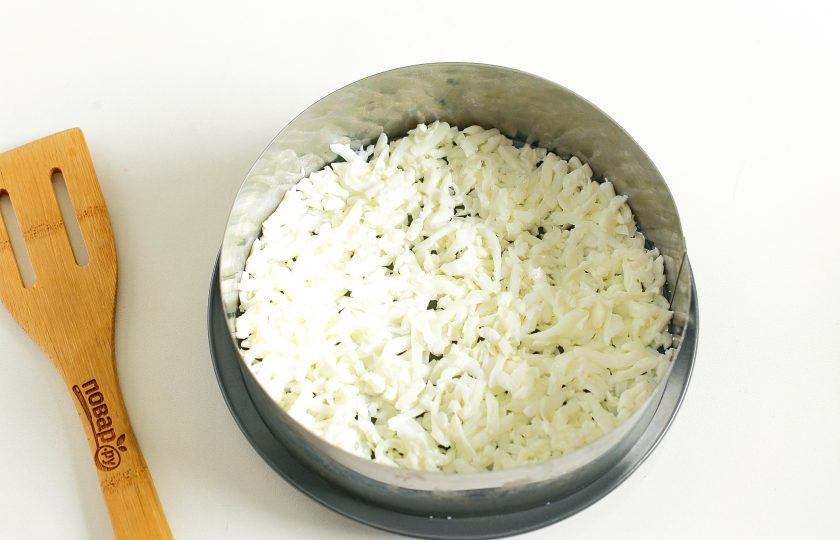 1. Этап. Салат Французская мимоза: Яйца отварите «вкрутую», охладите, очистите, белок отделите от желтка. Белок натрите на крупной терке. На плоскую тарелку установите формовочное кольцо. Измельченные белки выложите первым слоем, смажьте майонезом.