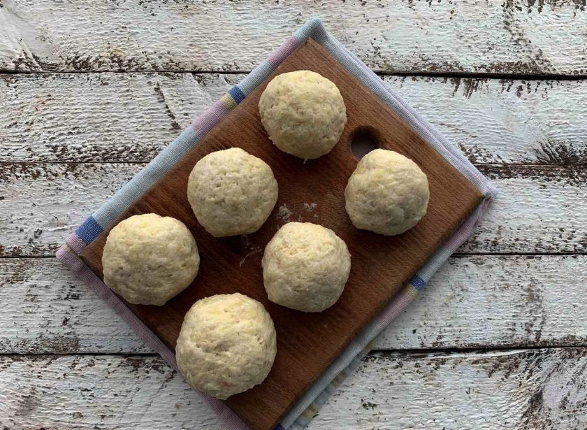 1. Этап. Белорусские клецки: Клецку окуните дном в муку и выложите на сухую доску. Таким образом слепите все клецки.