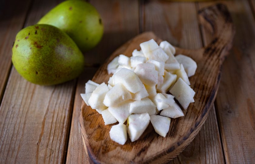 1. Этап. Смузи с бананом, грушей и яблоком: Снимем кожуру с яблока и нарежем мякоть кусочками произвольного размера.