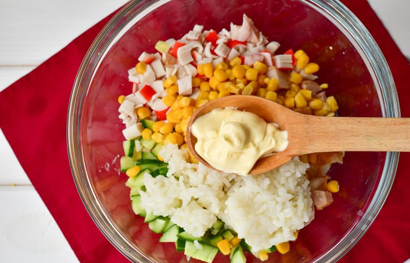 1. Этап. Салат с крабовыми палочками и копченой курицей: Добавьте соль и майонез. Все хорошо перемешайте.