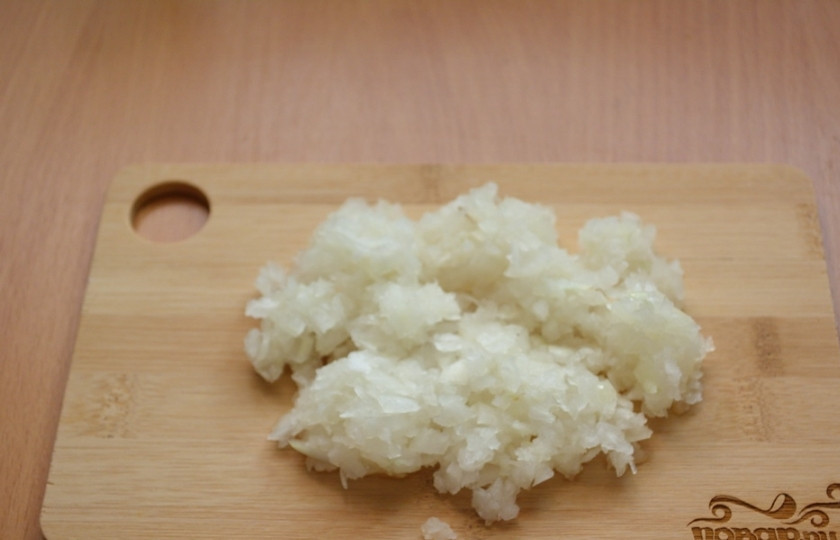 1. Этап. Борщ с пельменями: Нарезаем репчатый лук мелко. Я использую блендер.