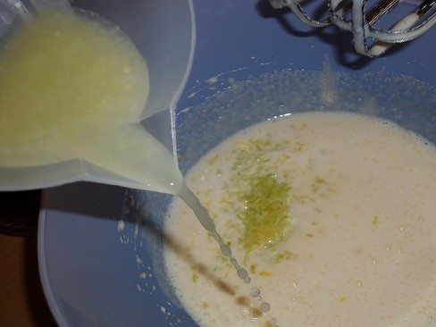 1. Этап. Торт Легкий: Охладите сырые куриные яйца. Вбейте их в посуду с высокими стенками и всыпьте к яйцам сахар. Взбейте их до пышной массы миксером. Смешайте в отдельной емкости растительное масло, лимонный сок, водичку и натертую цедру лимона. Добавьте эту смесь к сахару. Все ингредиенты тщательно перемешайте.