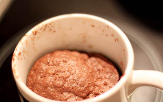 1. Этап. Диетический кекс в микроволновке: Разделите массу на две порции, разложите её по кружкам. Выпекайте кексы в микроволновке 3 минуты, мощность прибора должна быть 750-1000 Вт.