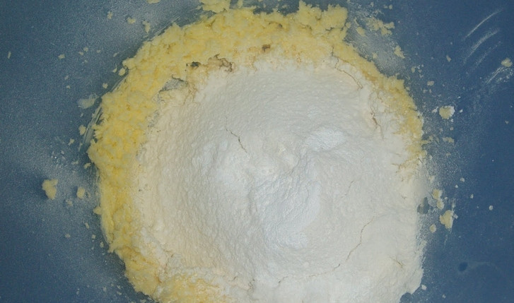 1. Этап. Кекс с цедрой: Перемешайте муку с ванилином и разрыхлителем. Засыпьте сухую смесь в тарелку. Тщательно перемешайте.