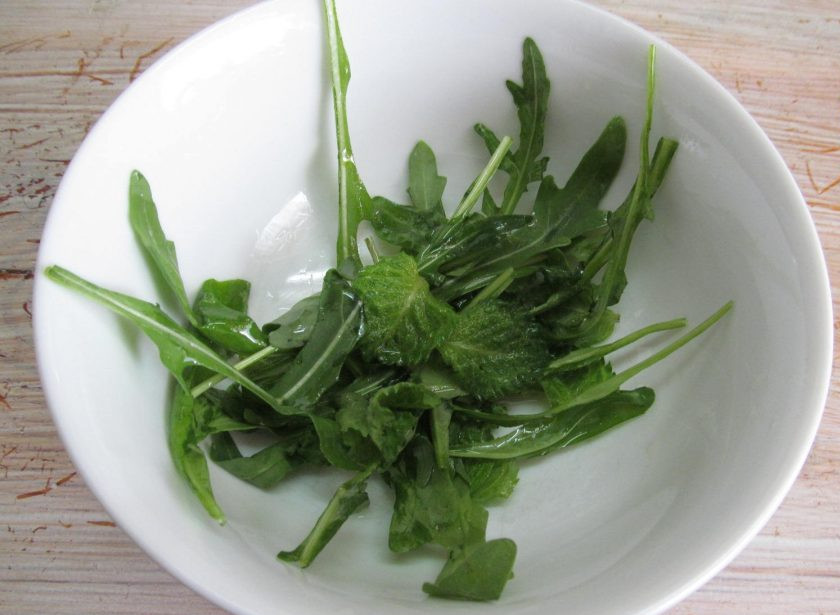 1. Этап. Салат из клубники и черешни: Рукколу и листья мяты сбрызнуть оливковым маслом и перемешать, это нужно для эстетики, чтобы придать блеск зелени, но это не обязательно.