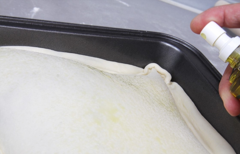 1. Этап. Фокачча бездрожжевая: Потом опустите его вниз и защипните. Сверху сбрызните лепёшки маслом.