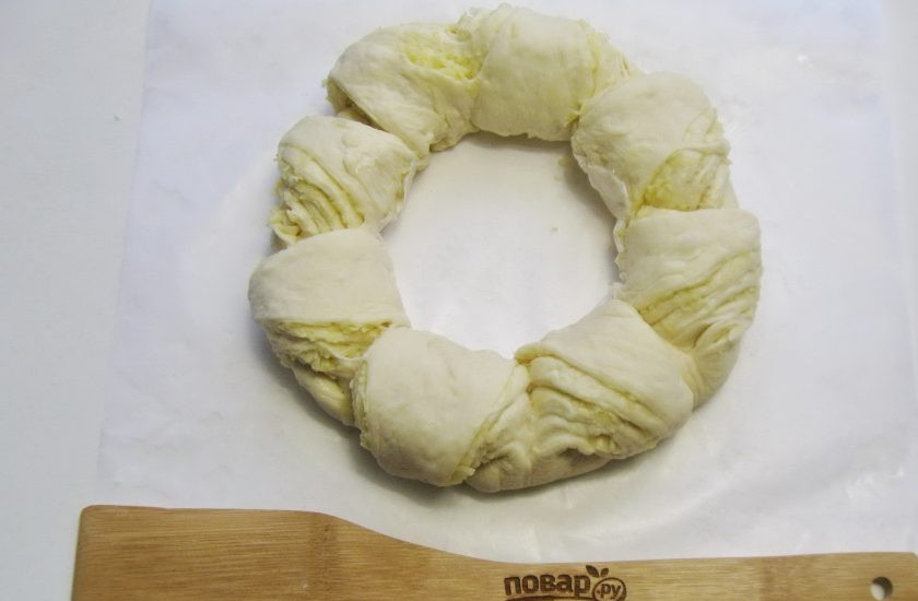 1. Этап. Итальянский хлеб с сыром: Разверните каждый треугольник теста наружу, закрепляя его.