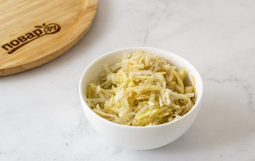 1. Этап. Варенье из абрикосов с грушами: Грушу помойте, очистите от кожуры и удалите сердцевину. Натрите на терке.