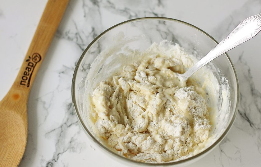 1. Этап. Ханум в мультиварке: Частями подсыпайте муку. Сначала перемешивайте тесто ложкой, затем продолжите руками. Муки может уйти чуть больше или меньше, чем указано в рецепте.