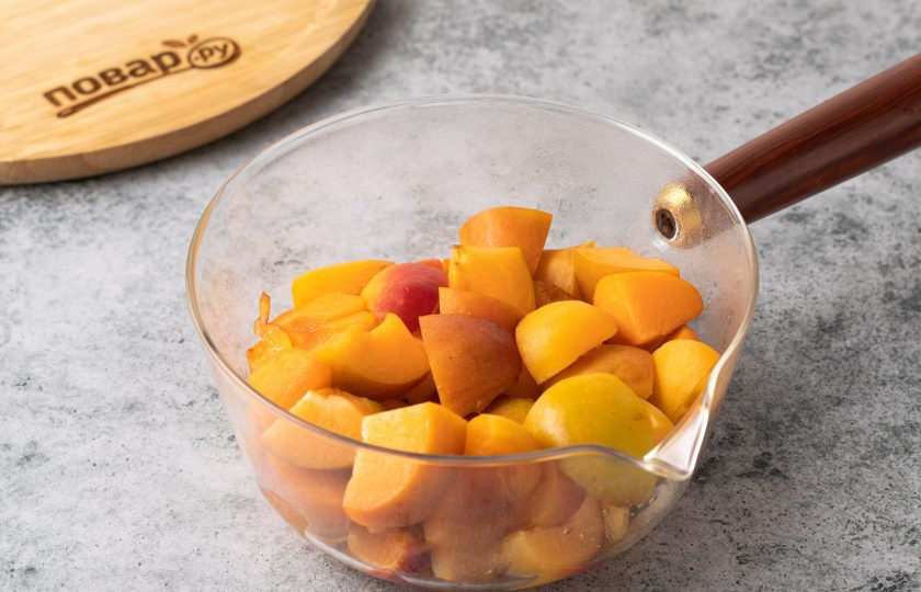 1. Этап. Сорбет без сахара: Добавьте в получившийся сироп абрикосы, снова доведите до кипения и проварите 5 минут. Снимите с огня и остудите.