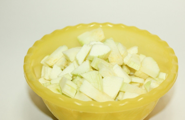 1. Этап. Рыбные котлеты из горбуши: С кабачка срезаем кожуру и нарезаем его на небольшие кусочки.