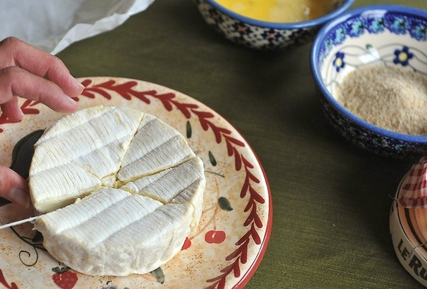 1. Этап. Жареный сыр Камамбер: Разрежьте кругляшок сыра на порционные кусочки.