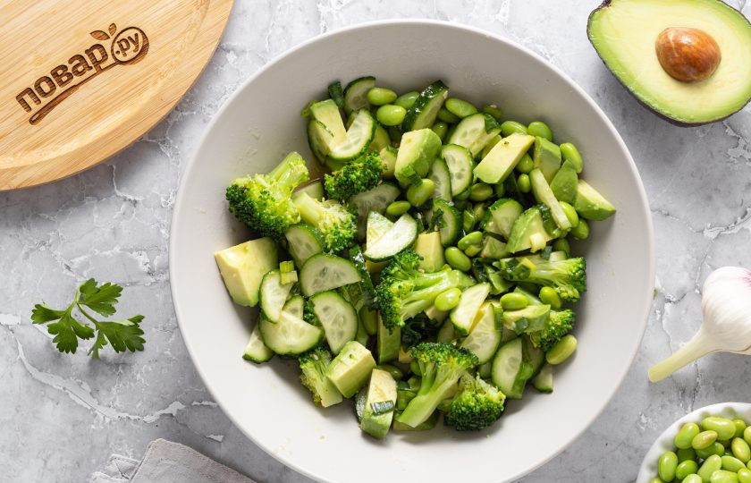 1. Этап. Салат с эдамаме и авокадо: Заправьте салат и аккуратно перемешайте.