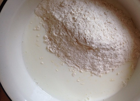 1. Этап. Чуду: Всыпаем муку. Лучше насыпать сразу 2 стакана муки, а затем по мере необходимости подсыпать её. Кефир ведь бывает и погуще, и пожиже..да и мука у всех разная.