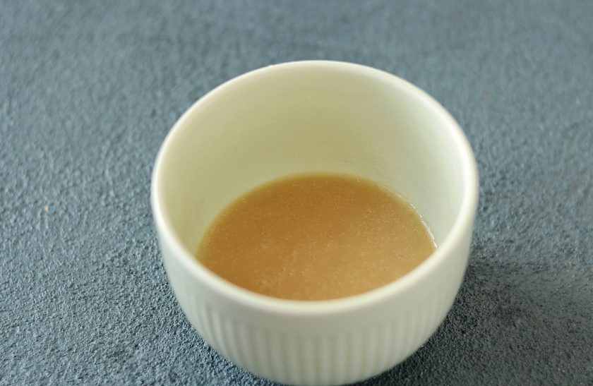 1. Этап. Маковая заправка для салата: Медленно, тонкой струйкой влейте растительное масло, не переставая взбивать.