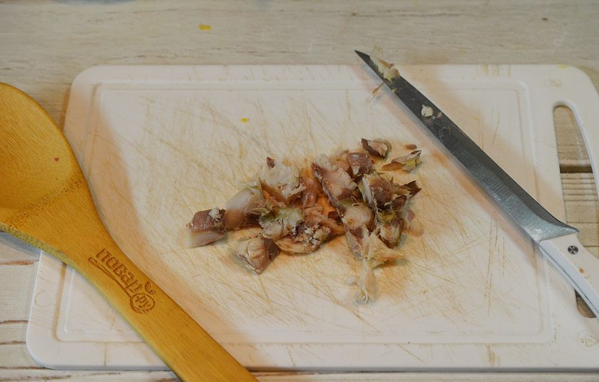 1. Этап. Оливье со скумбрией: 1. Скумбрию отделите от костей и нарежьте кубиком.