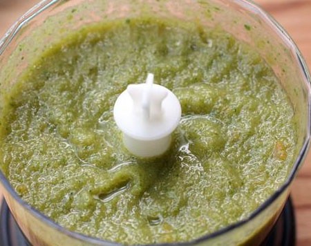 1. Stage. Green gazpacho: Grind the cucumbers in a blender until mashed, do the same with pepper.