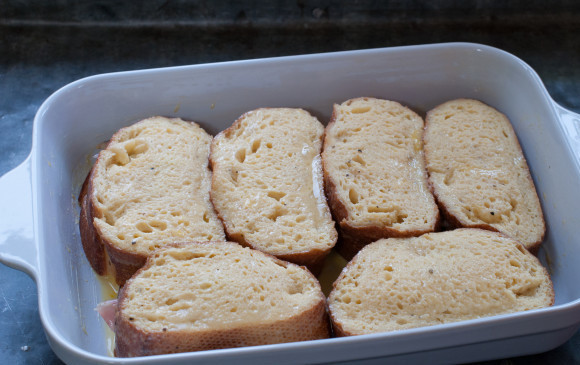 1. Этап. Горячие бутерброды с ветчиной и сыром: Яйца взбить с молоком, и залить хлеб яичной смесью.