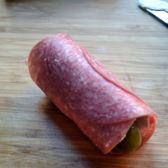 1. Этап. Роллы по-русски: Получившийся ролл разрезаем на несколько тонких кусочков.