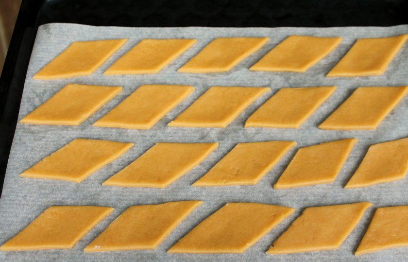 1. Этап. Карамельное печенье: Противень покрываем пергаментом и выкладываем на него заготовки. Запекаем при температуре 180-190 градусов в течение 10 минут.