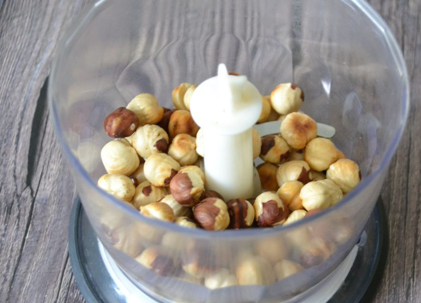 1. Этап. Дакуаз: Сложите 135 грамм орехов в блендер и измельчите в крошку, старайтесь, чтобы орехи не сбились в комок и не стали отдавать масло, нужна мелкая крошка, практически мука.