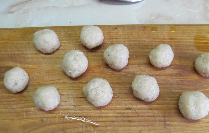 1. Этап. Овощной суп с фрикадельками: Куриное филе пропускаем через мясорубку. Добавляем соль и перец, формируем фрикадельки.