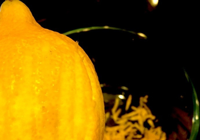 1. Этап. Куриные крылышки с Coca-Cola: 3. Хорошенько вымойте лимон, натрите цедру.