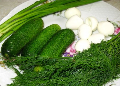 1. Этап. Свекольник с ботвой: Мелко порезать огурцы, укроп и лук. Добавить к свекле. Яйца порезать крупно.