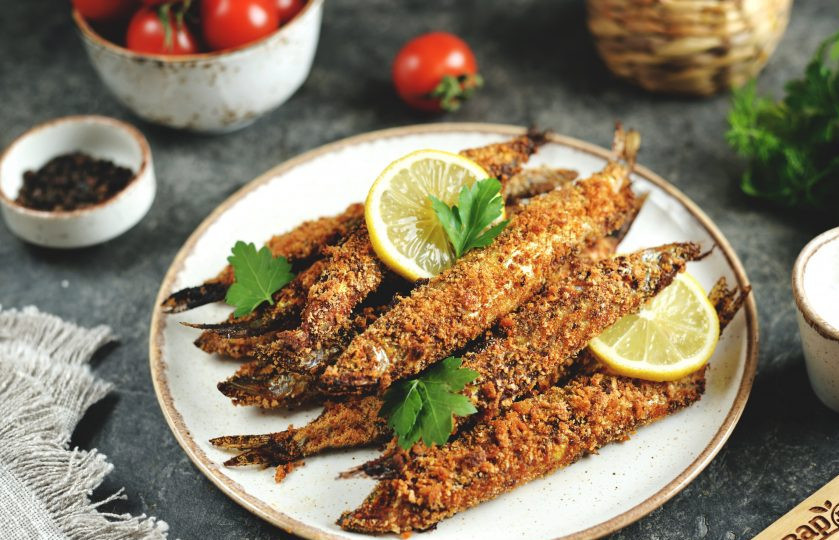 1. Этап. Мойва с корочкой в духовке: Как только на хвостиках появятся легкие подпалины — рыбка готова! Подавайте с любимым соусом, ломтиками лимона и свежими овощами. Приятного аппетита!