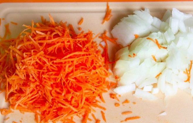 1. Этап. Солянка с томатной пастой: Лук мелко порежьте, а морковку натрите на терке.