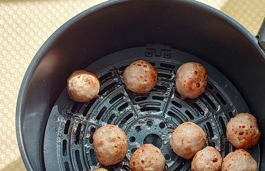 1. Этап. Смузи из редиса к запеченным фрикаделькам: Поставить запекаться при Т 180° 10 -15 минут. Фрикадельки будут готовы через десять минут, оставшееся время используем для доведения до нужного колера.