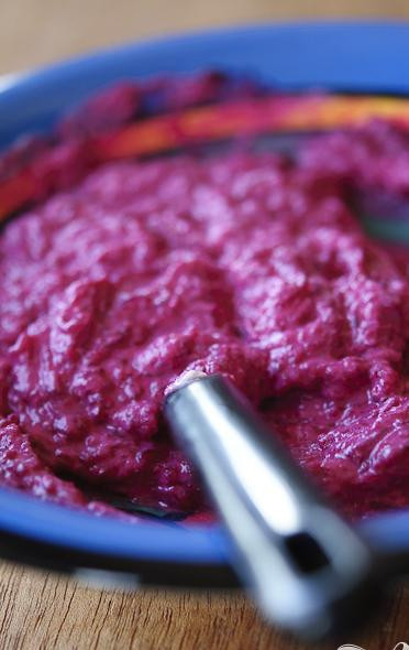 1. Этап. Свекольное суфле с апельсиновым курдом: 2. Затем свекле даем полностью остыть (прямо в фольге), очищаем от кожицы и измельчаем, используя для этого блендер, или натираем на мелкой терке. Смешиваем вместе натертую свеклу и рикотту.