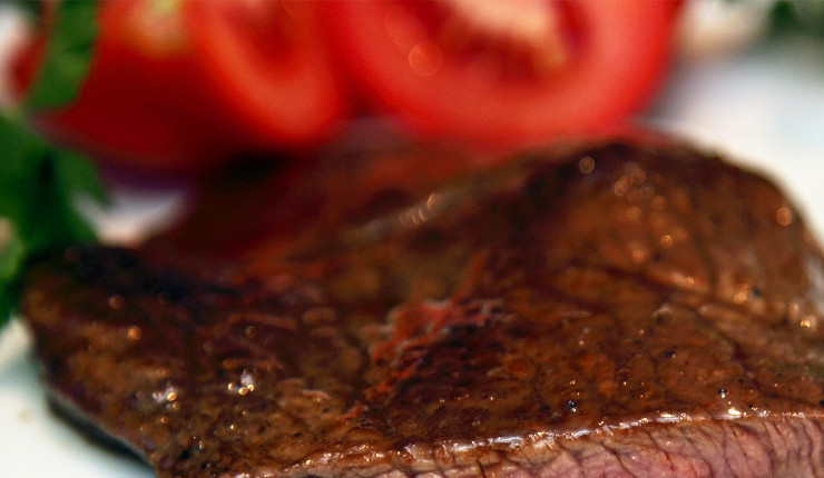 1. Этап. Маринованная говядина: Я люблю, когда мясо внутри красноватое, так оно получается особенно нежным и сочным. Приятного всем аппетита!