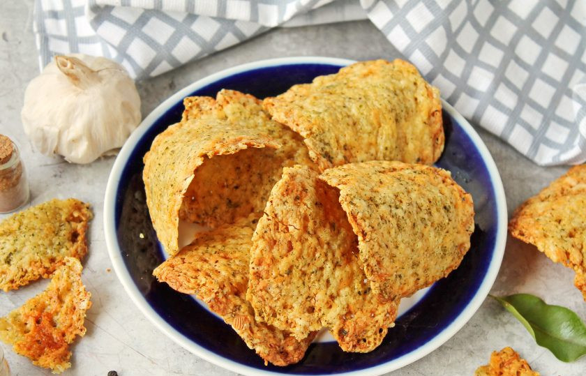 1. Этап. Сырные чипсы из сыра: Приятного аппетита!