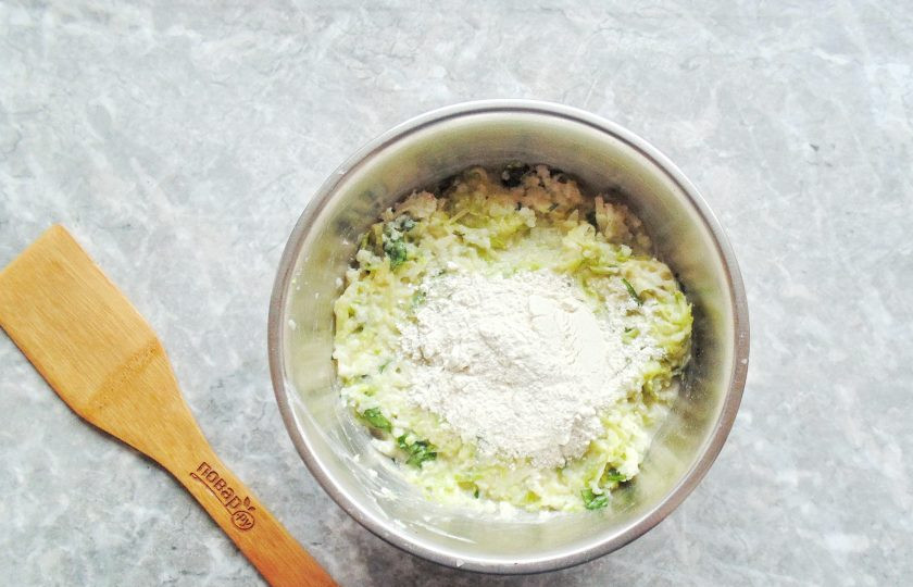 1. Этап. Котлеты из кабачка и цветной капусты: Всыпьте в миску просеянную муку.