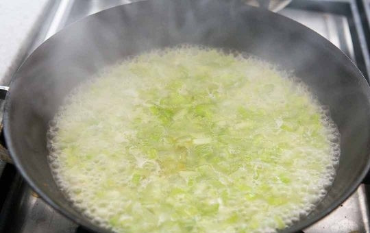 1. Этап. Суп-пюре с сельдереем: На ложке масла обжарьте отдельно оставшийся сельдерей до мягкости. Добавьте к нему немного бульона из кастрюли и дайте прокипеть минут 5.