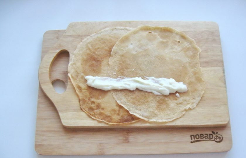 1. Этап. Блинная закуска Пеньки: Два блинчика выложите внахлест. Выложите полоску соуса.